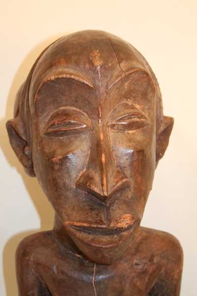 Hemba (Buli), d`afrique : Rép.démoncratique du Congo., statuette Hemba (Buli), masque ancien africain Hemba (Buli), art du Rép.démoncratique du Congo. - Art Africain, collection privées Belgique. Statue africaine de la tribu des Hemba (Buli), provenant du Rép.démoncratique du Congo., 1485/1278 Très belle statue Hemba de style Buli h.85cm. village Katutu le long de la rivière région de Kabalo.Le chef est/Ngoy Mwilambwe. Elle représente une femme debout les deux mains sur la poitrine,sa coiffure est quadri lobée en forme en croix.début du 20eme sc.l